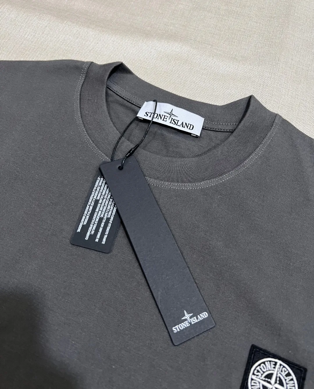 P140 STONE ISLAND top version, differentiated currency, 2025ss official website synchronization, embroidered small label LOGO short-sleeved T-shirt, 64 counts, high density 240g double yarn pure cotton, imported machine embroidered small label, embroidered letters are clean and neat, supports NFC scanning code to enter GW, YB ready-to-wear fabric collar hemming, shoulder bone and tight thread It will not deform after being worn for a long time. It has been washed with high temperature for 4 times. It does not fade, shrink or pill. It is comfortable and stretchable. It is a must-have wardrobe item. Same style for men and women. Five colors: lilac gray, dark gray, white, black, copper brown. Size: XS-L. Maximum L can wear 200 pounds.